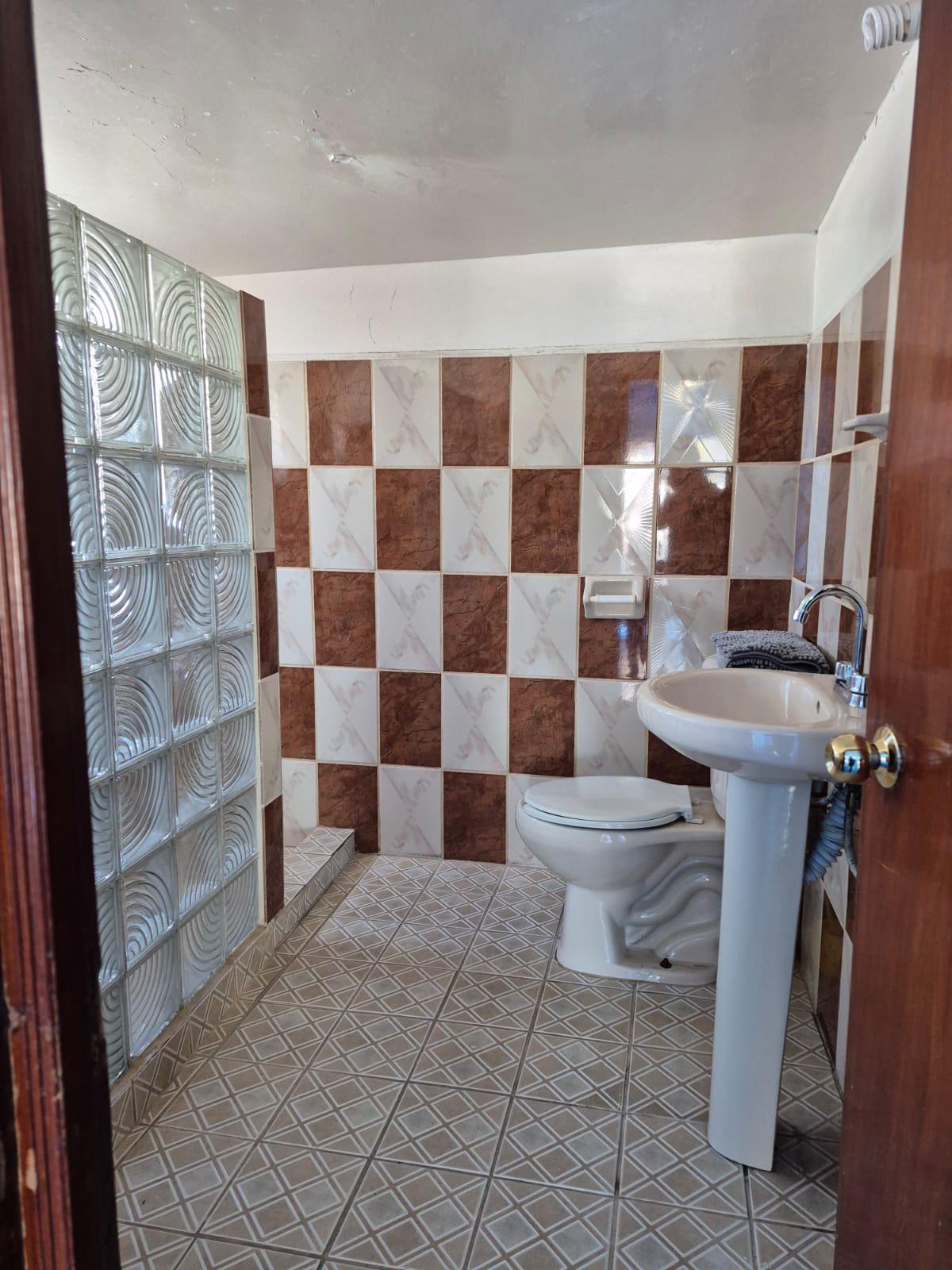 Baño privado con regadera de bloques
