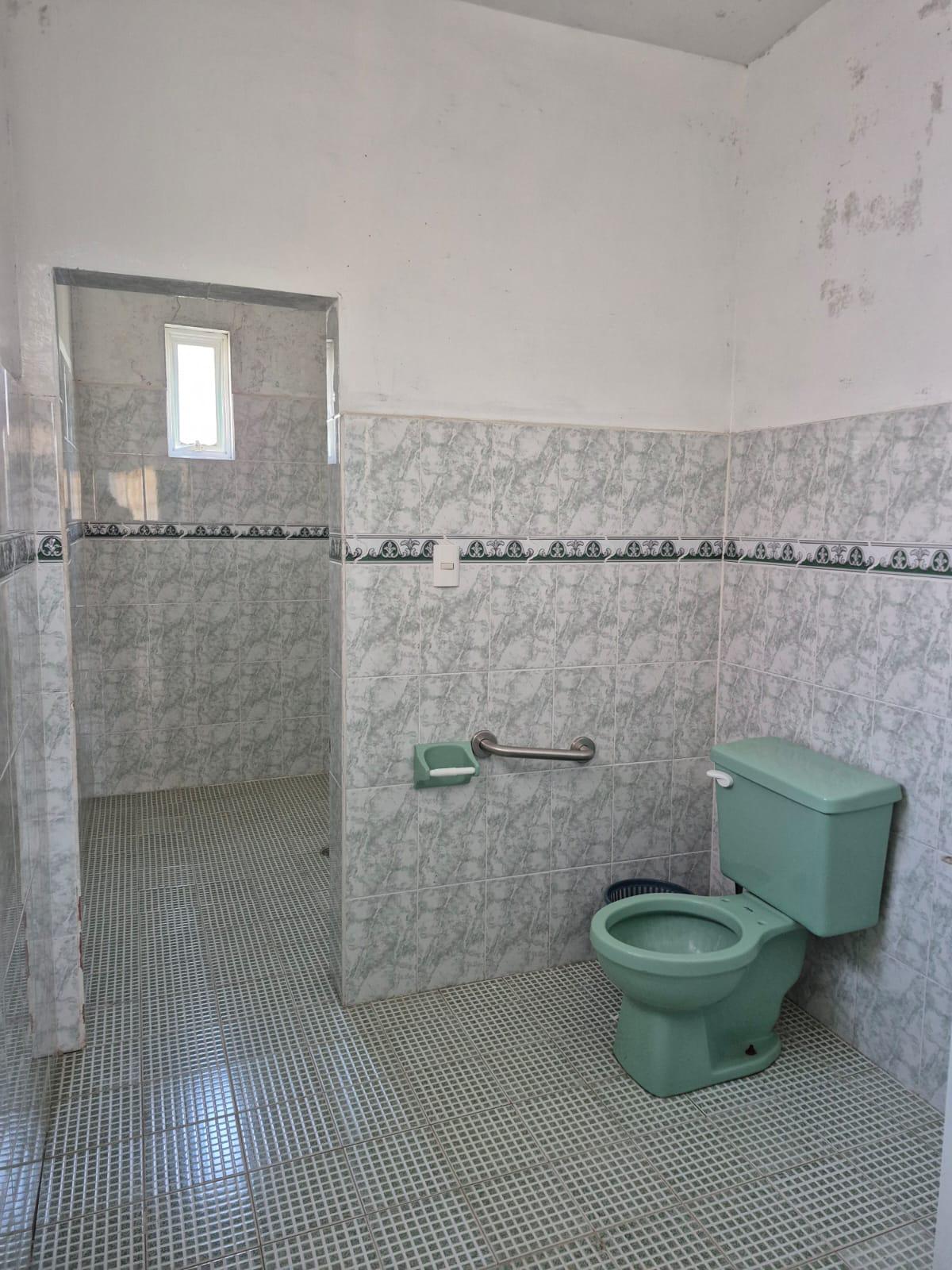 Baño amplio estilo rústico