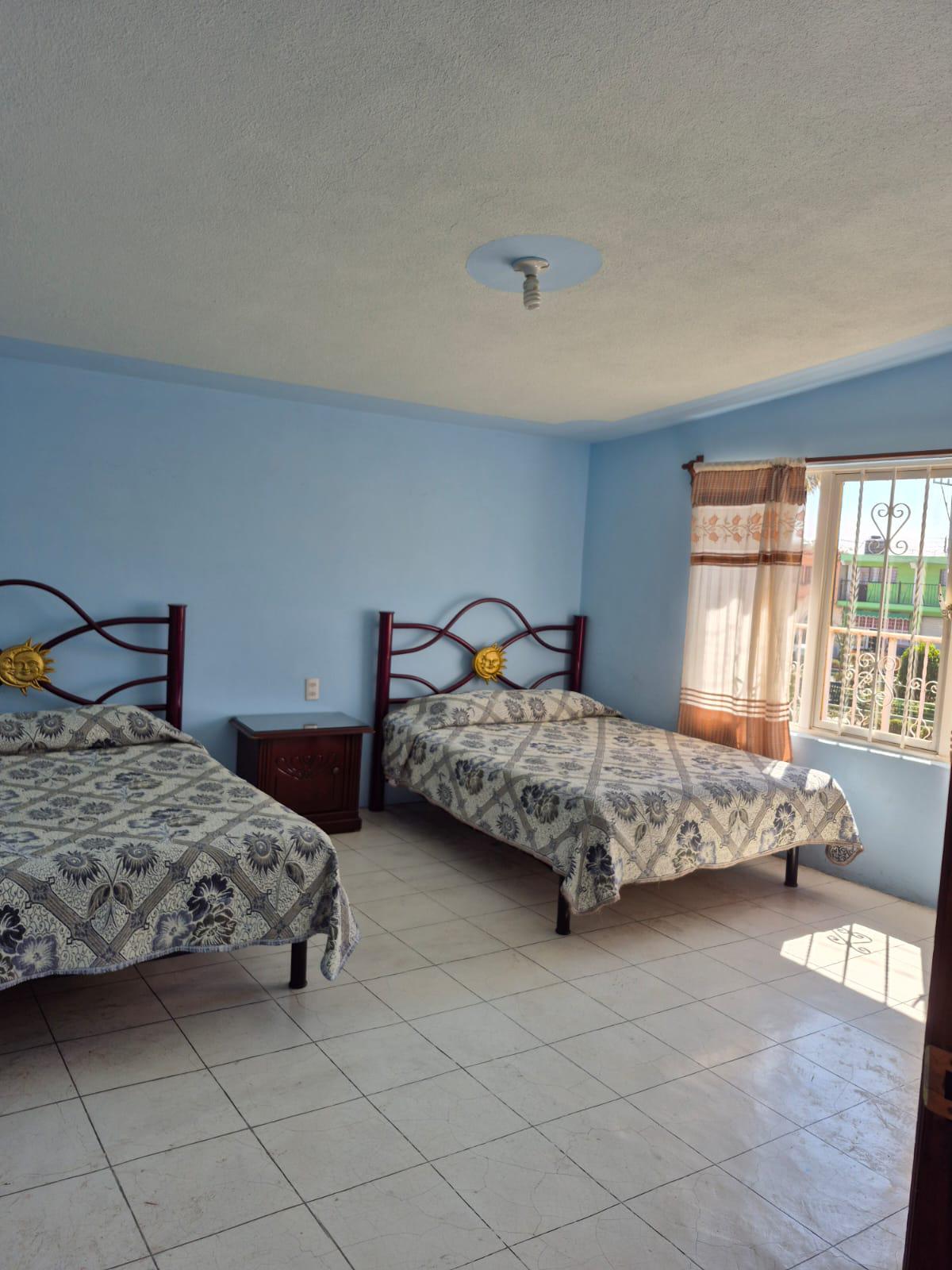 Habitación con cama matrimonial y vista a la montaña